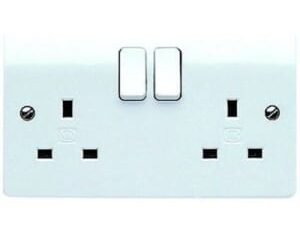 MK 13 Amp Switched Twin Plug Socket - White