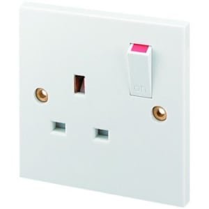 Wickes 13 Amp Single Switched Plug Socket – White