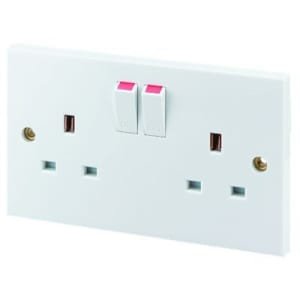 Wickes 13A Twin Switch Plug Socket – White